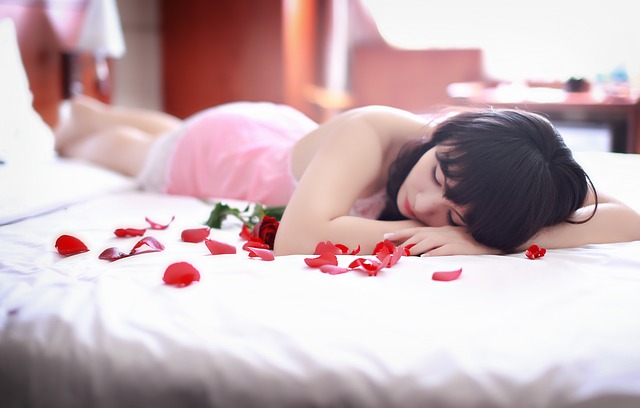 Žena leží na posteli, ruža, bielizeň